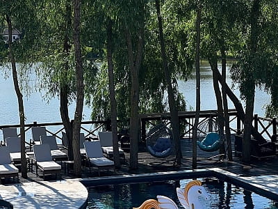 відкритий літній басейн в заміському комплексі Equides Club біля Києва 