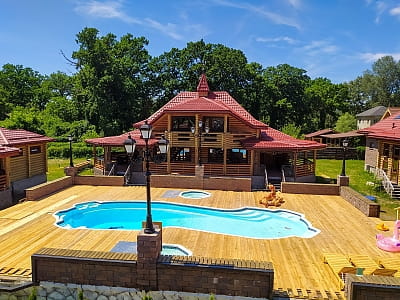 Заміський комплекс "Fort Pirnov Park" запрошує відвідувачів насолодитися відпочинком на свіжому повітрі з можливістю купання в просторому басейні розміром 13×4 метри. 