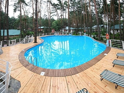 У заміському комплексі Good Wood є відкриті басейни, де можна насолодитися плаванням на свіжому повітрі серед соснового лісу. 