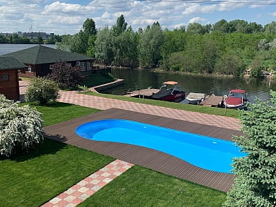 Комплекс "Гніздо Зозулі" в Деснянському районі Києва на березі Дніпра
