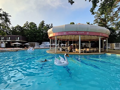 KONCHA ZASPA PARK & RESORT — заміський комплекс за 15 хвилин їзди від Києва, що пропонує великий басейн (340 м², глибина 1,4 м) з шезлонгами, ліжками, бунгало та баром. 