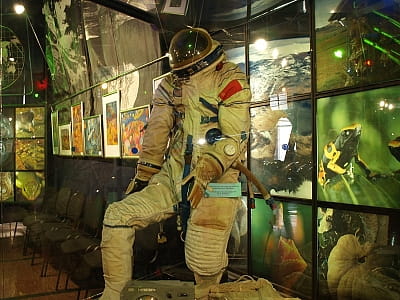 Скафандр на еспозиції "Космос" в національному музеї космонавтики імені Сергія Павловича Корольова 