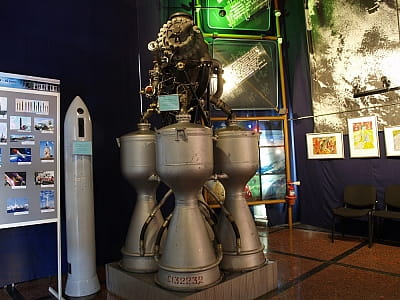 Двигун першого ступеня РД-214 еспозиції "Космос" в національному музеї космонавтики імені Сергія Павловича Корольова 