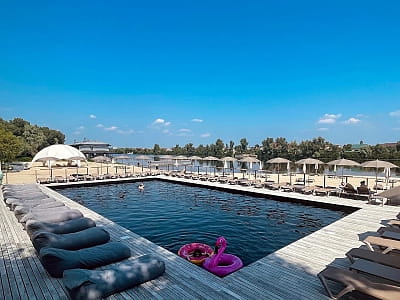 Заміський комплекс "Mayachok Beach Club" у Києві пропонує відкритий басейн 20×10 м із глибиною 1,5 м.