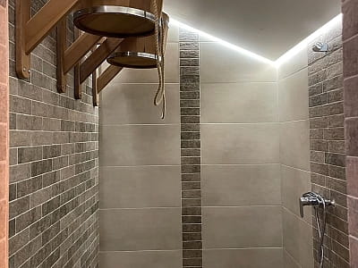 Відро водоспад в лазні в заміському комплексі NA VODI біля Києва