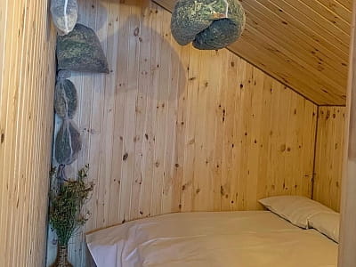 Спальна кімната в лазні в заміському комплексі NA VODI біля Києва