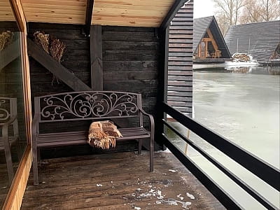 Тераса з виходом до води в лазні в заміському комплексі NA VODI біля Києва