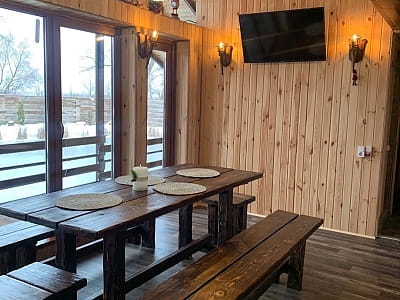 Зона відпочинку в лазні в заміському комплексі NA VODI біля Києва