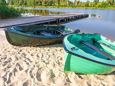Човни для прогулянок по водоймі в заміському комплексі Platium в селищі Козин біля Києва
