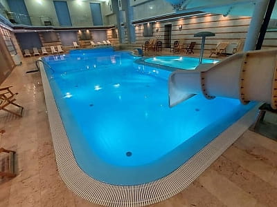 Великий критий басейн в заміському комплексі Platium біля Києва