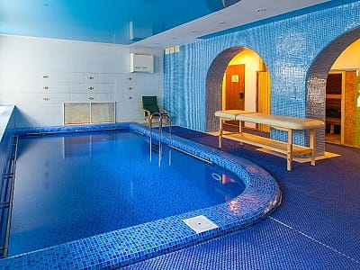 басейн біля SPA в заміському комплексі Platium біля Києва