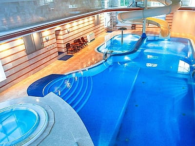 Великий критий басейн в заміському комплексі Platium біля Києва