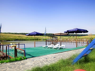 Зона відпочинку біля води в заміському комплексі Relax Club біля Бердичева