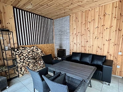 Зона відпочинку лазні на дровах в заміському комплексі Relax Villa біля Києва