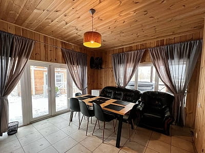 Зона відпочинку лазні на дровах в заміському комплексі Relax Villa біля Києва