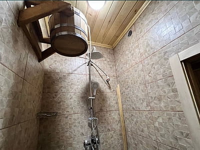 Відро водоспад лазні на дровах в заміському комплексі Relax Villa біля Києва