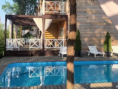 Літній басейн в заміському комплексі Relax Villa біля Києва
