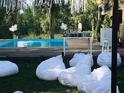 Літній басейн в заміському комплексі Relax Villa біля Києва
