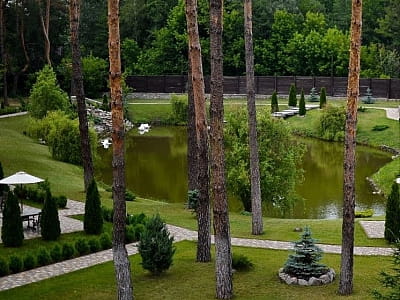 Озеро в готельно-ресторанному комплексі "Романківська Садиба"