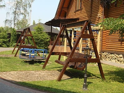 Насолоджуйтеся комфортним відпочинком у комплексі "Романківська Садиба" з рестораном, лазнею та басейнами. Ідеальне місце для сімейного відпочинку та святкувань.