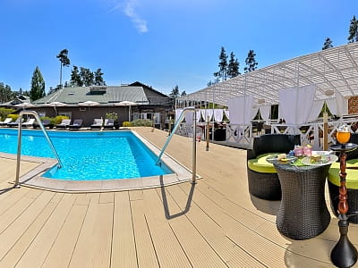 відкритий літній басейн в заміському комплексі "Сезони SPA"