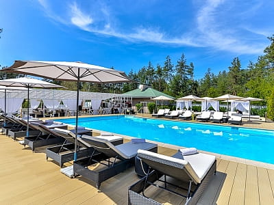 відкритий літній басейн в заміському комплексі "Сезони SPA"
