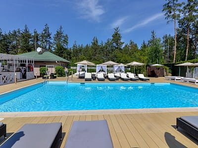 відкритий літній басейн в заміському комплексі "Сезони SPA"