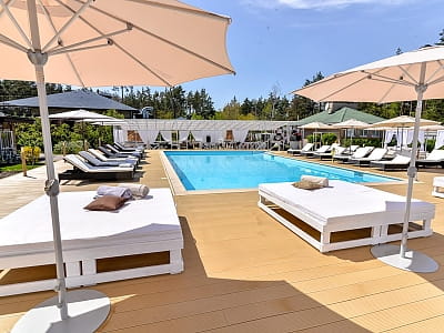 відкритий літній басейн в заміському комплексі "Сезони SPA"