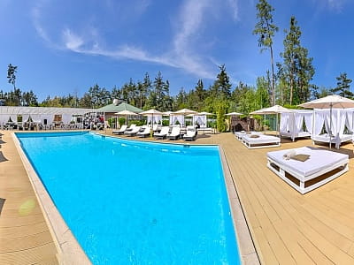 відкритий літній басейн в заміському комплексі "Сезони SPA"