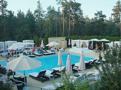 відкритий літній басейн в заміському комплексі "Сезони SPA"