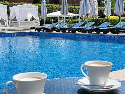відкритий літній басейн в заміському комплексі "Сезони SPA"