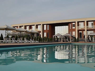 Shambala Wellness Club у с. Рожни, Київська обл., пропонує відкритий басейн із підігрівом та критий басейн із гідромасажем.