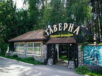 Відпочинок у комплексі «Таверна» під Києвом: басейн, ігрові майданчики, ресторан із європейською кухнею та комфортні номери для незабутнього дозвілля.