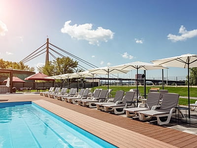 Відкритий літній басейн в комплексі відпочинку Terra Beach Club на острові Муромець у Києві