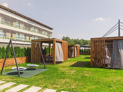 зона альтанок в комплексі відпочинку Terra Beach Club на острові Муромець у Києві