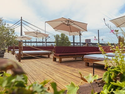VIP зона з ліжком та диванами в комплексі відпочинку Terra Beach Club на острові Муромець у Києві