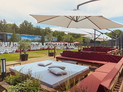 VIP зона з ліжком та диванами в комплексі відпочинку Terra Beach Club на острові Муромець у Києві