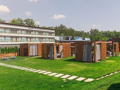 зона альтанок в комплексі відпочинку Terra Beach Club на острові Муромець у Києві