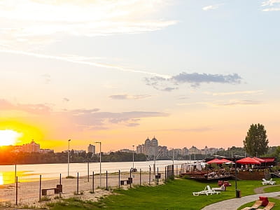 Terra Beach Club — комплекс відпочинку на острові Муромець у Києві з басейнами, BBQ-зонами, рестораном та VIP-зоною. Ідеальне місце для відпочинку.