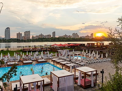 Terra Beach Club — комплекс відпочинку на острові Муромець у Києві з басейнами, BBQ-зонами, рестораном та VIP-зоною. Ідеальне місце для відпочинку.