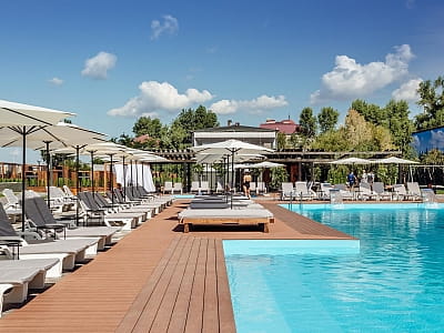 Відкритий літній басейн в комплексі відпочинку Terra Beach Club на острові Муромець у Києві