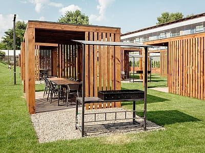 зона альтанок в комплексі відпочинку Terra Beach Club на острові Муромець у Києві