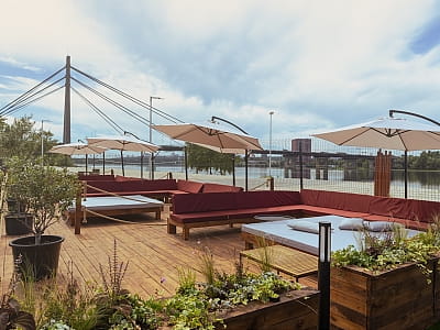 VIP зона з ліжком та диванами в комплексі відпочинку Terra Beach Club на острові Муромець у Києві
