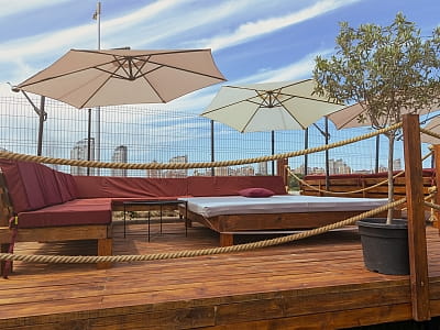 VIP зона з ліжком та диванами в комплексі відпочинку Terra Beach Club на острові Муромець у Києві