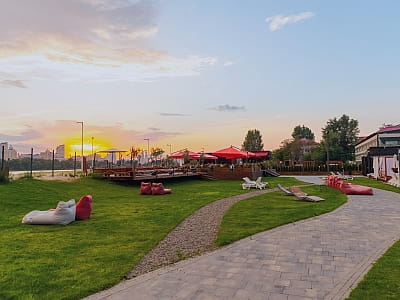 Terra Beach Club — комплекс відпочинку на острові Муромець у Києві з басейнами, BBQ-зонами, рестораном та VIP-зоною. Ідеальне місце для відпочинку.