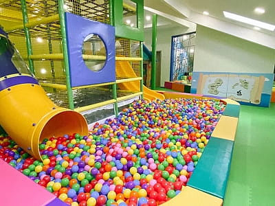 Дитяча кімната, атракціони, анімація та Kids Club в заміському комплексі TITA Family House у селі Гнідин, Київської області
