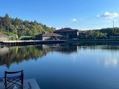 Озеро в заміському комплексі TITA Family House у селі Гнідин, Київської області