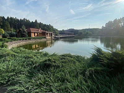 Озеро в заміському комплексі TITA Family House у селі Гнідин, Київської області