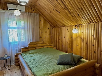Спальня в будиночку в заміському комплексі Tysha Forest Club в селі Романків біля Києва 