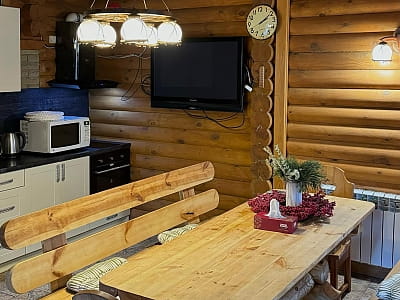 Кухня в будиночку в заміському комплексі Tysha Forest Club в селі Романків біля Києва 
